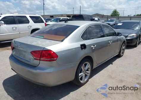 2012 Volkswagen Passat 2.5L Se z USA, uszkodzony, nr VIN 1VWBP7A37CC099860